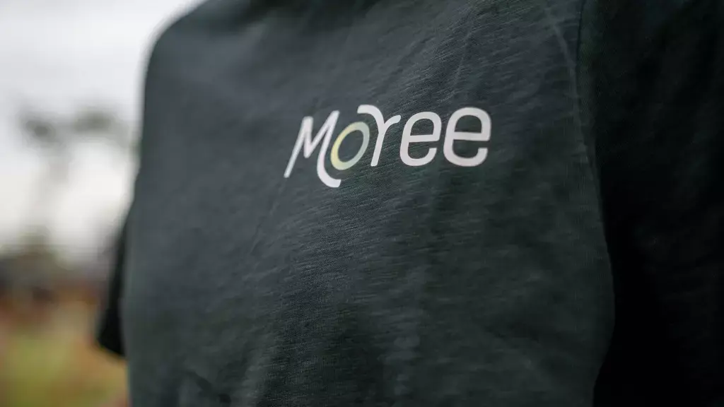 Logo-moree-op-tshirt.webp